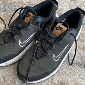 Women’s Nike tennis shoes. Size 8.5